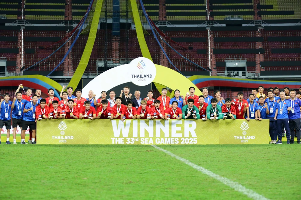 thay-tro-hlv-kim-sang-sik-gianh-ngoi-so-1-dong-nam-a-nam-2025 (3).jpg