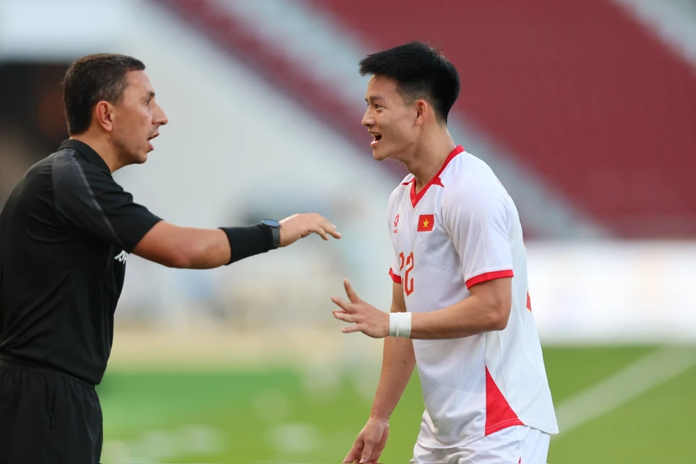 mat-quan-ngoai-du-kien-hlv-kim-sang-sik-goi-gap-1-cau-thu-sang-qatar (1).jpg