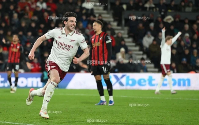 rice-bung-no-arsenal-lam-mua-lam-gio-o-ngoai-hang-anh (1).jpg