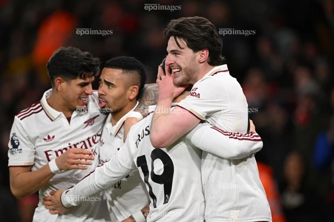 rice-bung-no-arsenal-lam-mua-lam-gio-o-ngoai-hang-anh (2).jpg