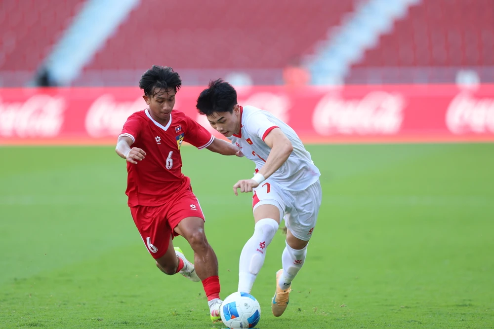 nong-hlv-kim-sang-sik-tung-doi-hinh-manh-nhat-de-thang-jordan (1).jpg