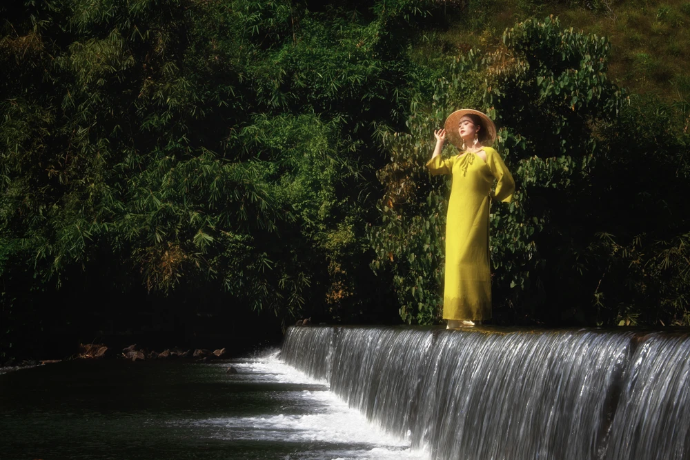 cuoc-hoi-sinh-day-cam-hung-cua-tho-cam-nguoi-ma (1).jpg