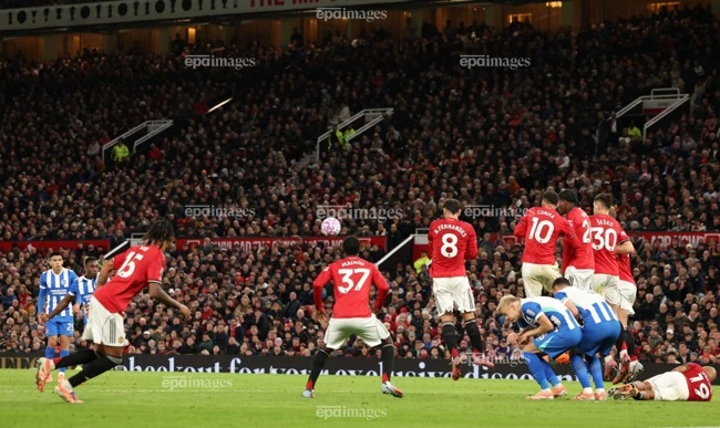 nga-dau-tai-old-trafford-man-united-di-vao-cua-tu (3).jpg