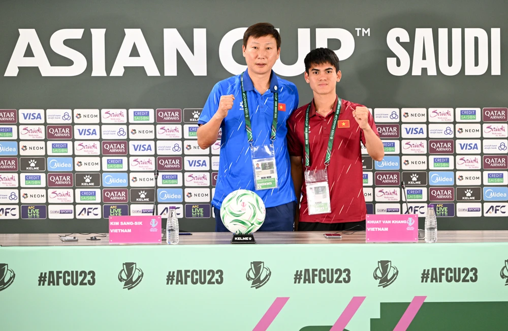 vao-top-8-doi-manh-nhat-chau-a-hlv-kim-sang-sik-chi-ra-thu-vu-khi-buoc-uae-de-chung (2).jpg