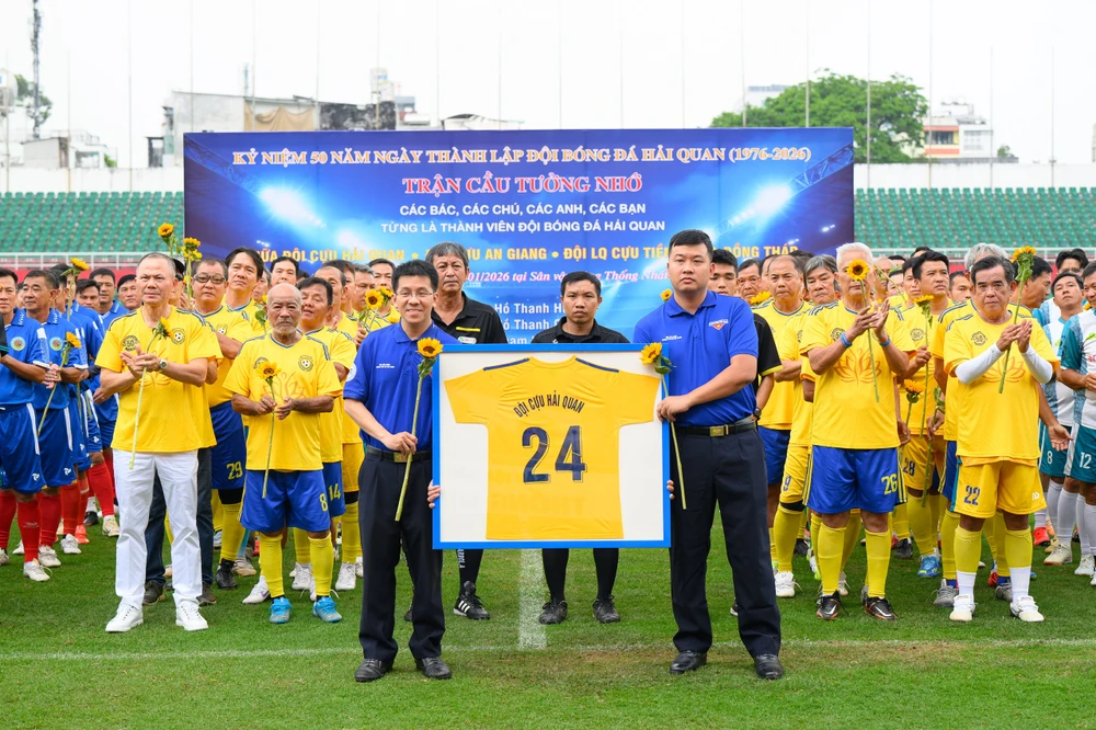 50-nam-bong-da-hai-quan-va-chiec-ao-so-24-nho-ve-nhung-dong-doi-da-khuat (10).jpg