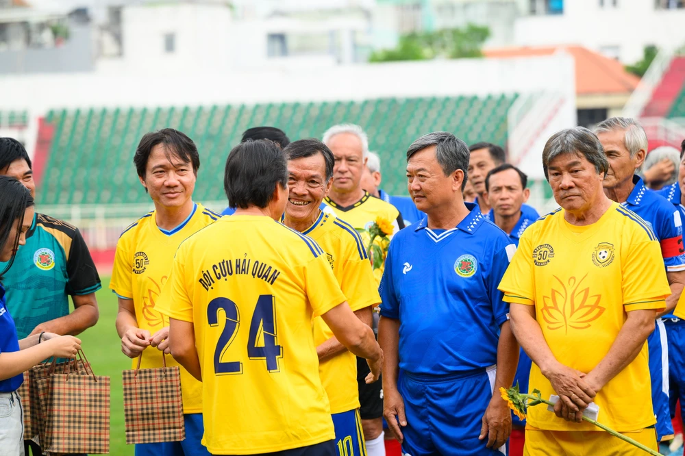 50-nam-bong-da-hai-quan-va-chiec-ao-so-24-nho-ve-nhung-dong-doi-da-khuat (11).jpg