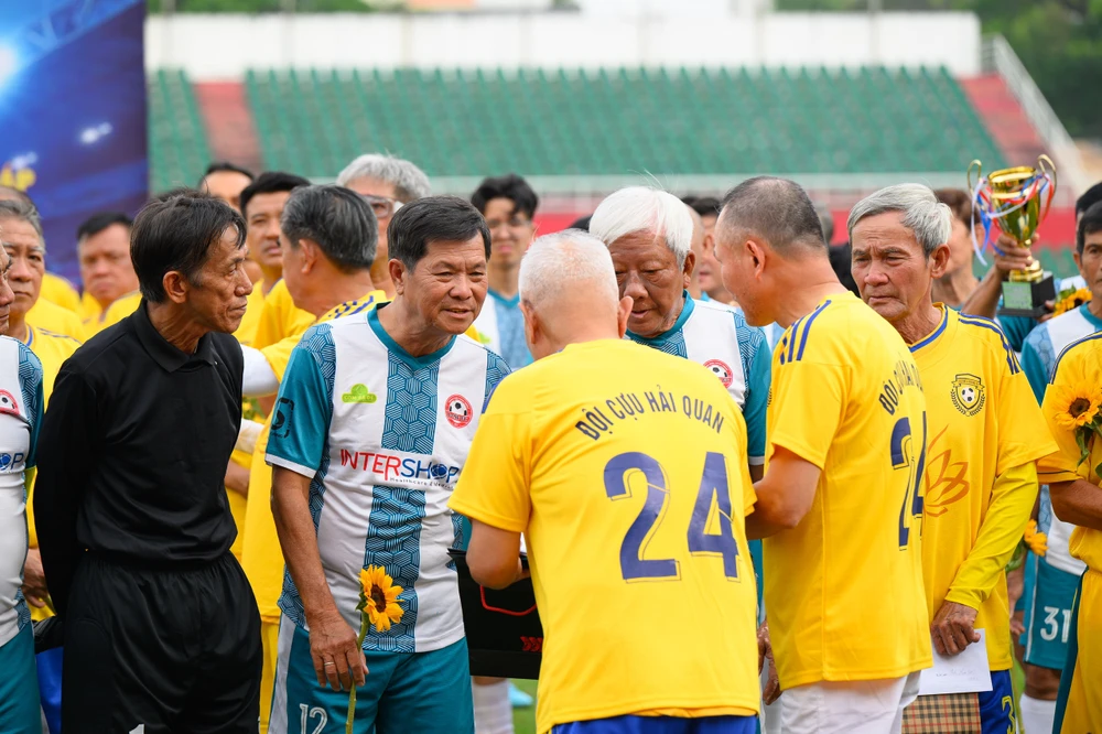 50-nam-bong-da-hai-quan-va-chiec-ao-so-24-nho-ve-nhung-dong-doi-da-khuat (2).jpg