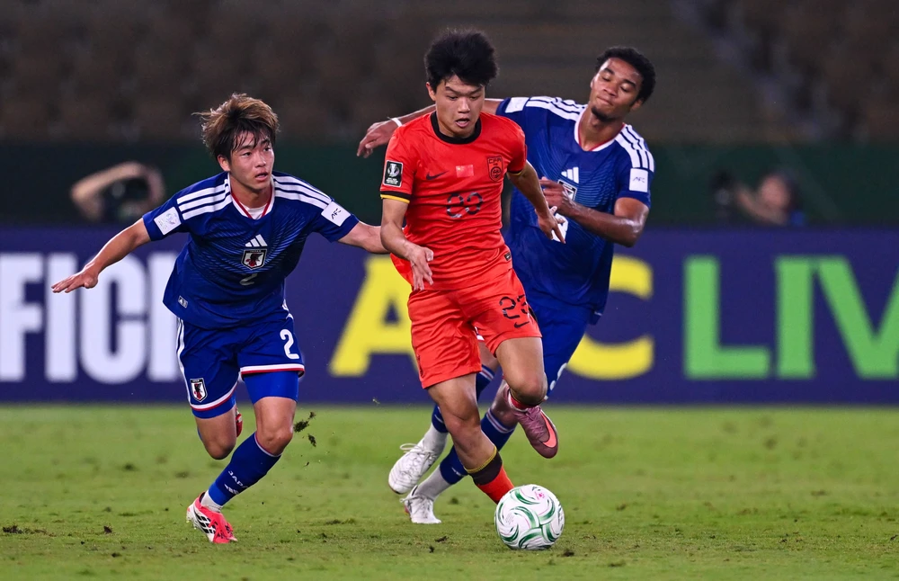 nhat-ban-vo-dich-kieu-lanh-gay-u-21-va-sinh-vien-van-mang-cup-ve-nha (1).jpg