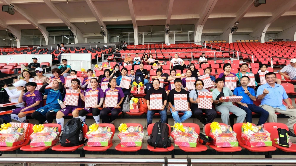 nhung-tran-cau-dac-biet-o-san-tao-dan-va-cai-tet-am-long-voi-cac-cau-thu-nu-tp-hcm (1).jpg