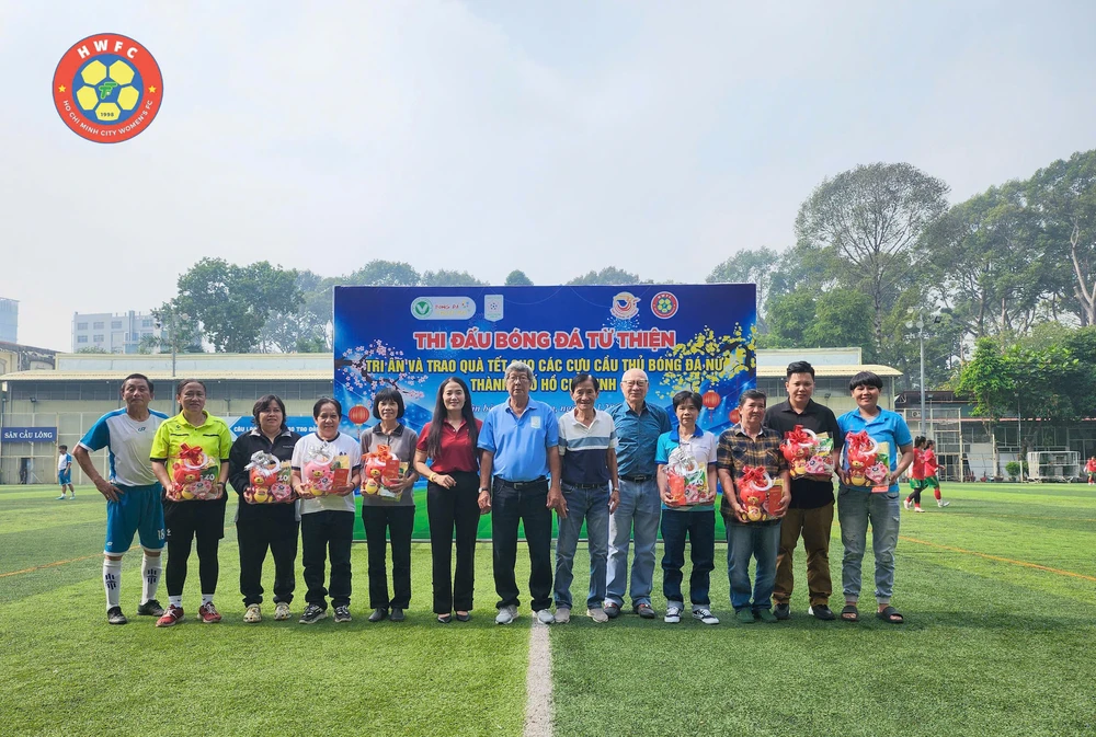 nhung-tran-cau-dac-biet-o-san-tao-dan-va-cai-tet-am-long-voi-cac-cau-thu-nu-tp-hcm (3).jpg