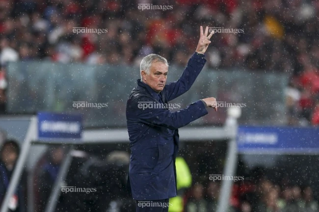 bat-thu-mon-len-ghi-ban-mourinho-choi-canh-bac-dien-ro (1).jpg