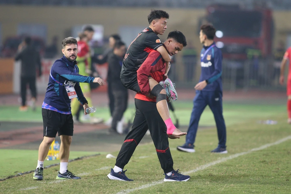 chan-thuong-cua-hoc-tro-gay-kho-hlv-kim-sang-sik (2).jpg