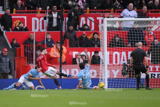 man-united-lo-so-1-doi-thu-sau-khi-gianh-3-tran-thang-lien-tiep (2).jpg