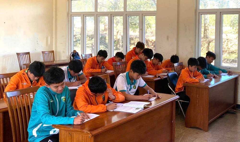 hoc-vien-bong-da-nutifood-san-tim-ngoc-tho-khap-viet-nam (2).jpg