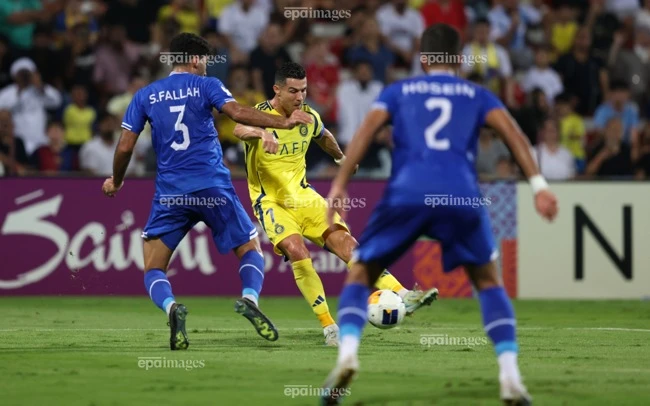 soc-ronaldo-noi-loan-o-al-nassr-tinh-duong-tai-hop-messi (1).jpg