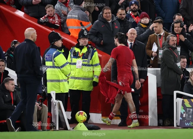 pep-guardiola-noi-gian-vi-tranh-cai-var (3).jpg