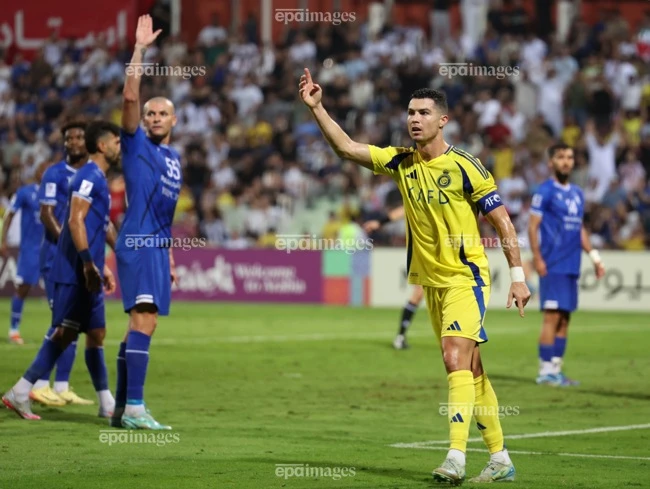 ronaldo-choi-bai-ngua-al-nassr-lo-tra-no (1).jpg