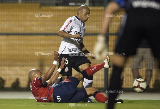 ronaldo-phai-da-tiep-du-chi-con-mot-chan-hay-phai-bo-tren-san (1).jpg