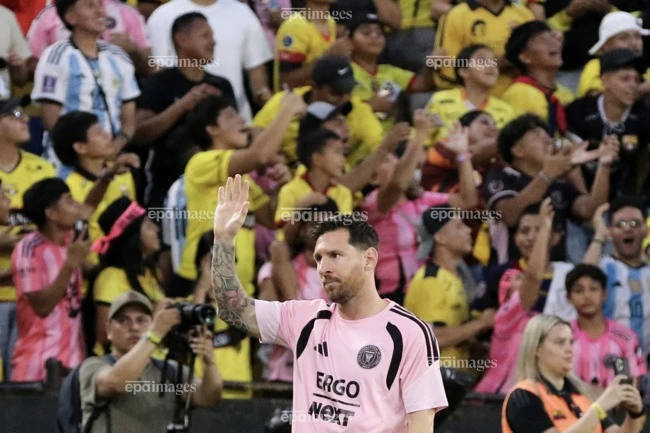 bi-chan-thuong-phai-nghi-thi-dau-messi-len-tieng-xin-loi (1).jpg