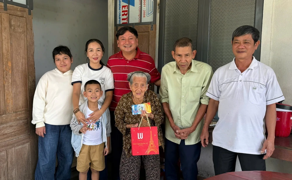 chuyen-xe-cuoi-nam-cua-idol-bong-da-phong-trao-gia-cat-dan-mach (2).jpg