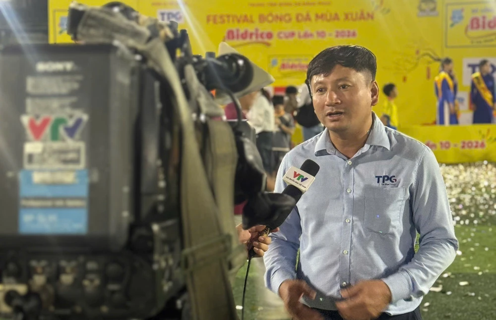 chuyen-xe-cuoi-nam-cua-idol-bong-da-phong-trao-gia-cat-dan-mach (8).jpg