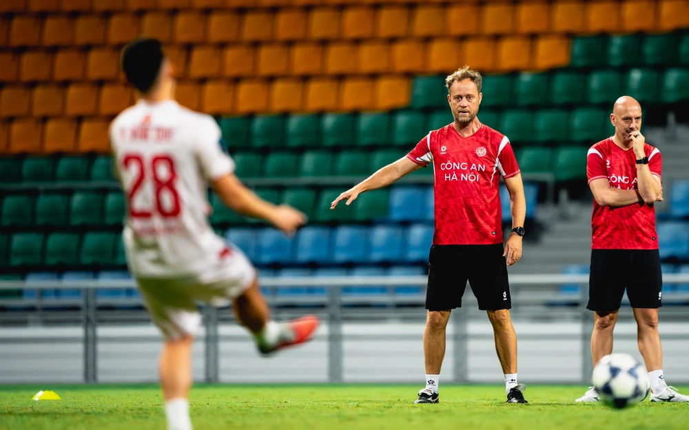 clb-cong-an-ha-noi-thang-4-0-van-bi-xu-thua-0-3-loi-tai-ai (1).jpg