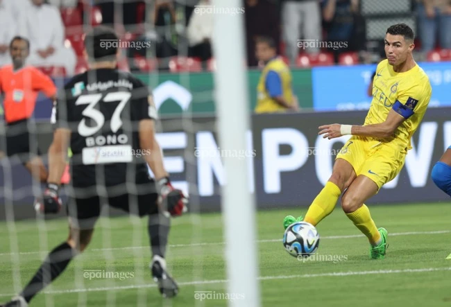 ronaldo-len-tieng-sau-khi-lap-cu-dup-tien-gan-cot-moc-1-000-ban-thang (2).jpg