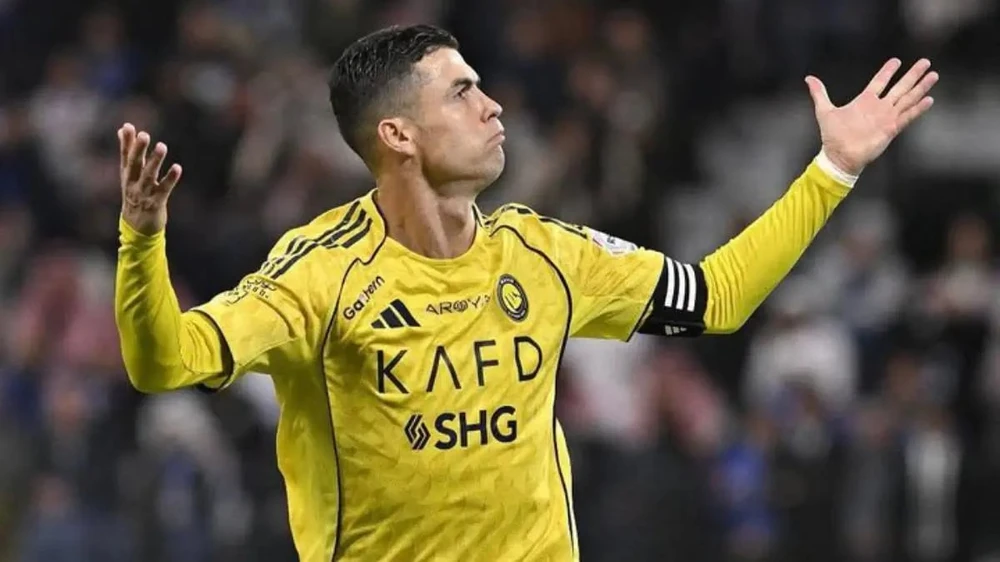 ronaldo-len-tieng-sau-khi-lap-cu-dup-tien-gan-cot-moc-1-000-ban-thang (3).jpg