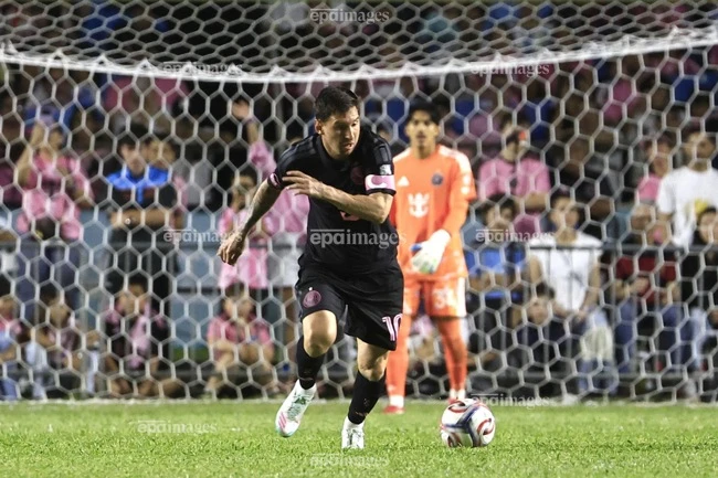 kinh-hoang-phut-88-messi-suyt-do-guc-vi-fan-qua-khich-lao-vao-san (2).jpg