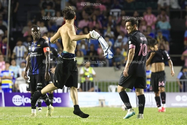 kinh-hoang-phut-88-messi-suyt-do-guc-vi-fan-qua-khich-lao-vao-san (4).jpg