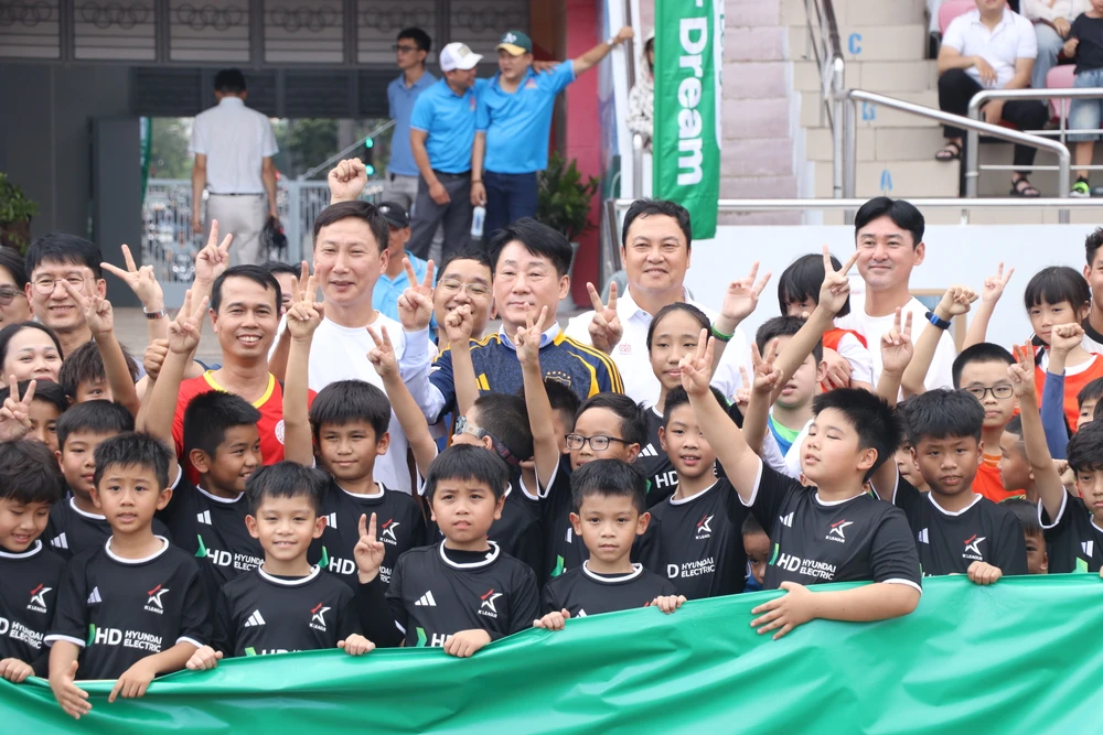 hlv-kim-sang-sik-truyen-lua-cho-hang-tram-cau-thu-nhi-viet-nam (1).JPG