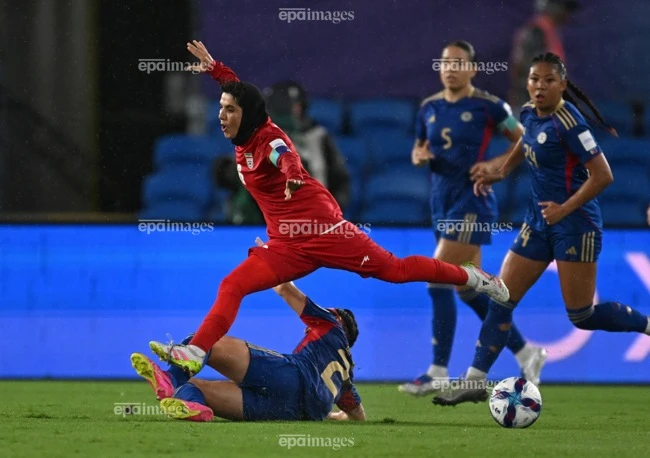 iran-cao-buoc-gay-soc-cau-thu-nu-bi-canh-sat-uc-dua-di-sau-tran-dau (3).jpg