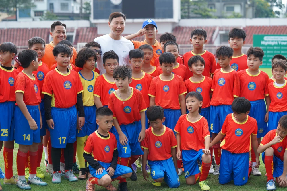 khoanh-khac-trong-mo-fan-nhi-khong-dam-rua-tay-sau-khi-bat-tay-hlv-kim-sang-sik (1).jpeg