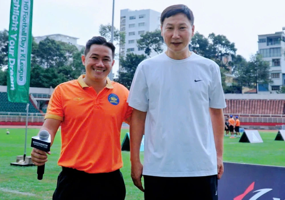 khoanh-khac-trong-mo-fan-nhi-khong-dam-rua-tay-sau-khi-bat-tay-hlv-kim-sang-sik (1).jpg