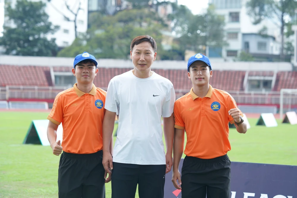 khoanh-khac-trong-mo-fan-nhi-khong-dam-rua-tay-sau-khi-bat-tay-hlv-kim-sang-sik (2).jpeg