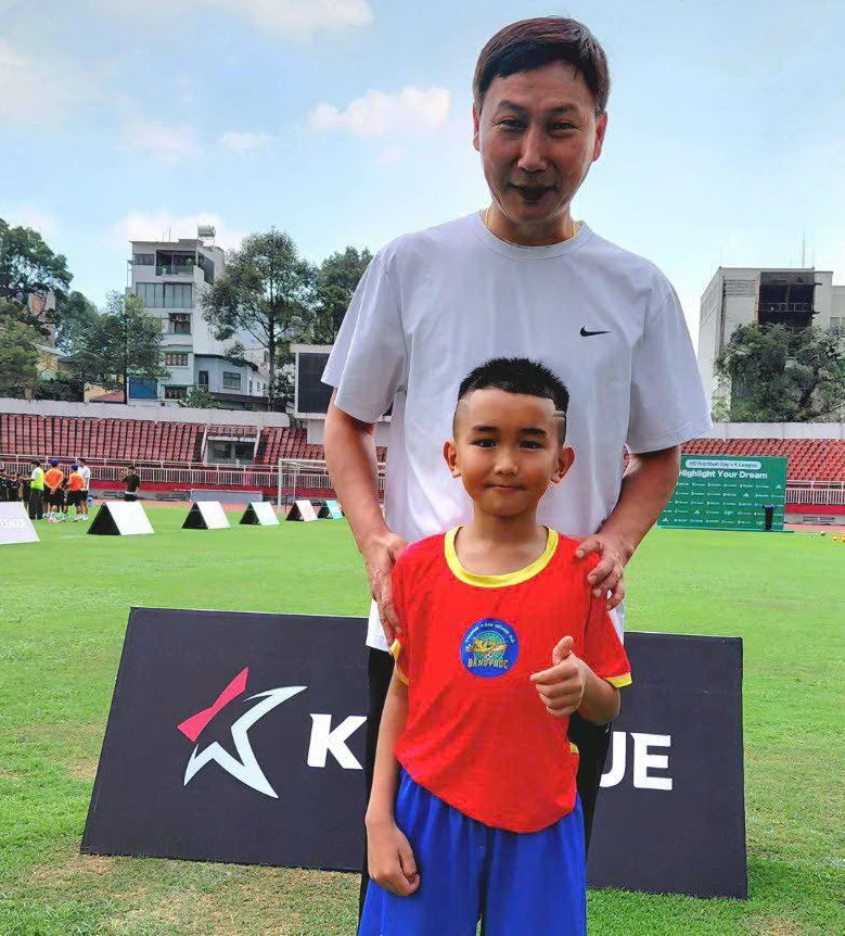 khoanh-khac-trong-mo-fan-nhi-khong-dam-rua-tay-sau-khi-bat-tay-hlv-kim-sang-sik (3).jpeg