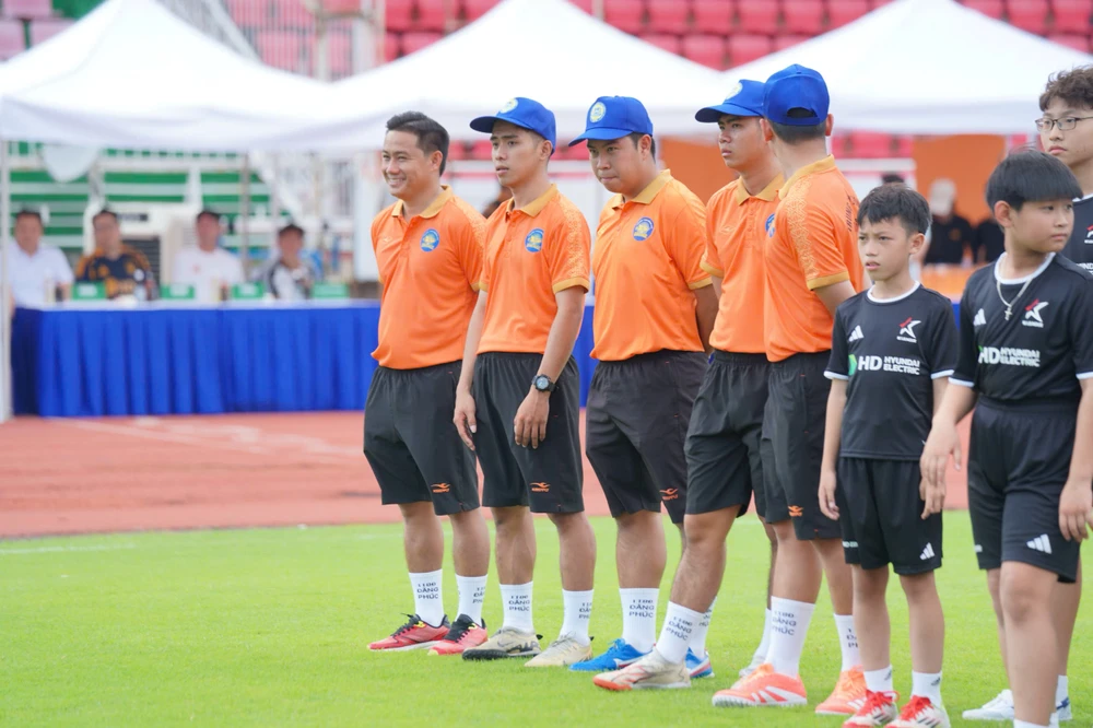 khoanh-khac-trong-mo-fan-nhi-khong-dam-rua-tay-sau-khi-bat-tay-hlv-kim-sang-sik (3).jpg