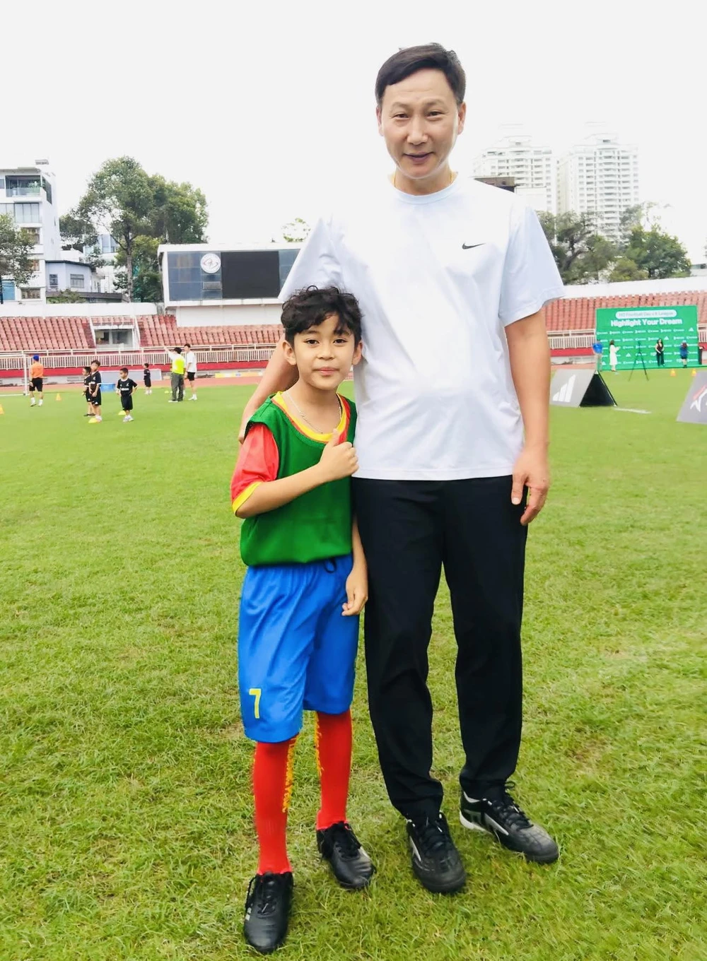 khoanh-khac-trong-mo-fan-nhi-khong-dam-rua-tay-sau-khi-bat-tay-hlv-kim-sang-sik (4).jpeg