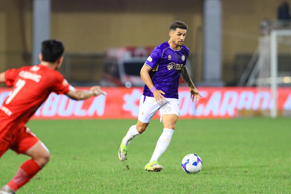 nong-hlv-kim-sang-sik-choi-lon-goi-loat-cau-thu-nhap-tich-dai-chien-malaysia (1).jpg