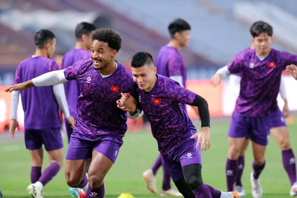 nong-hlv-kim-sang-sik-choi-lon-goi-loat-cau-thu-nhap-tich-dai-chien-malaysia (2).jpg