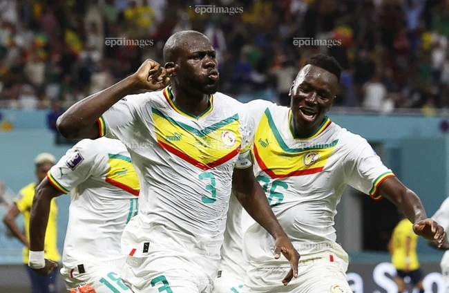 hy-huu-bi-tuoc-cup-sau-khi-an-mung-ngoi-vo-dich-da-2-thang-senegal-kien-ra-toa (1).jpg
