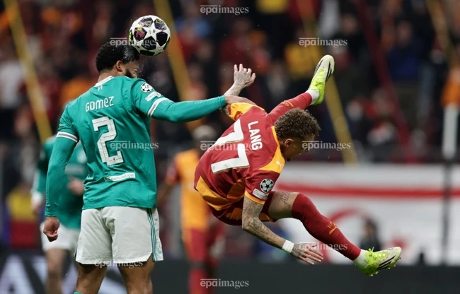 kinh-hoang-sao-galatasaray-dut-lia-ngon-tay-ngay-tren-san-cua-liverpool (3).jpg