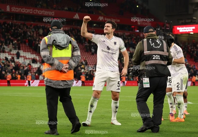 mu-phan-ung-manh-me-cach-giai-thich-ve-chiec-the-do-cua-maguire (1).jpg