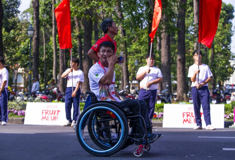 hon-6-000-nguoi-o-tp-hcm-bung-no-trong-ngay-chay-olympic (2).jpg