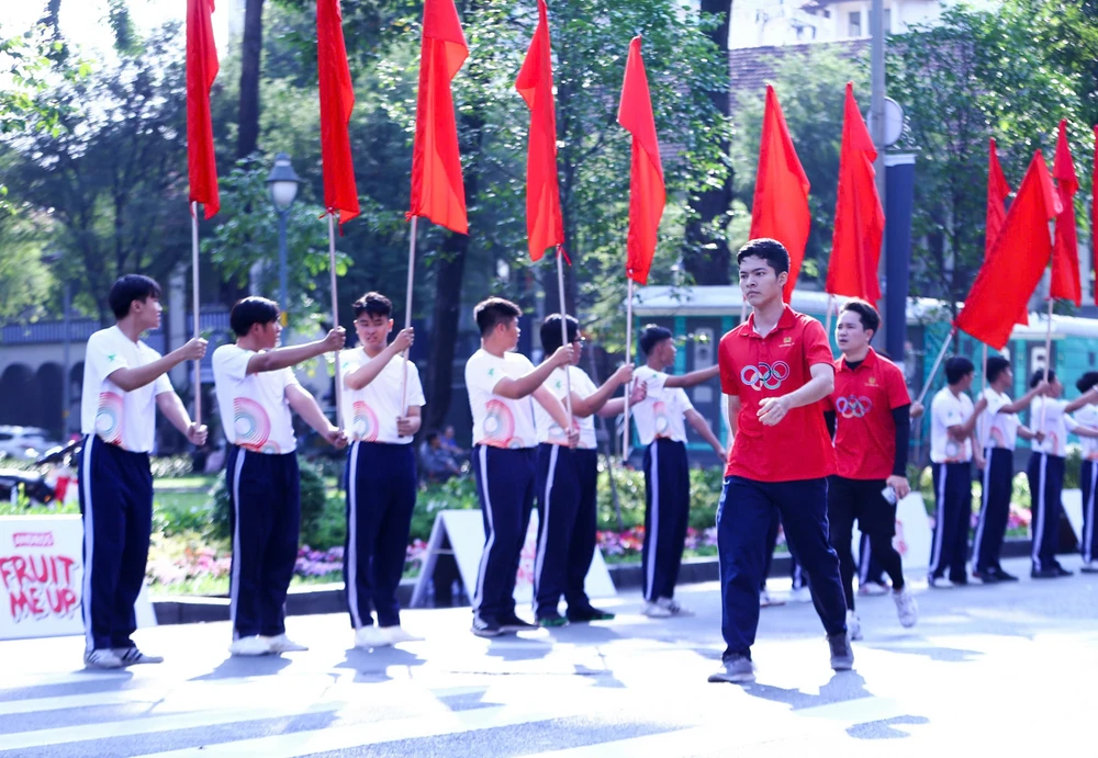 hon-6-000-nguoi-o-tp-hcm-bung-no-trong-ngay-chay-olympic (3).jpg