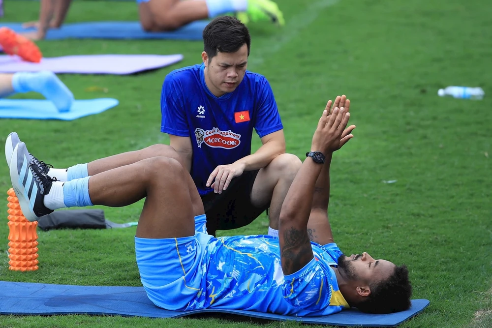 xuan-son-chan-thuong-thay-kim-gap-kho (1).jpeg