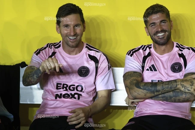 salah-roi-liverpool-nguy-co-tro-thanh-chien-loi-pham-trong-cuoc-dua-messi-ronaldo (3).jpg