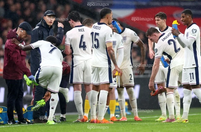 soc-nang-o-doi-tuyen-anh-8-tru-cot-rut-lui-truoc-dai-chien-nhat-ban (3).jpg