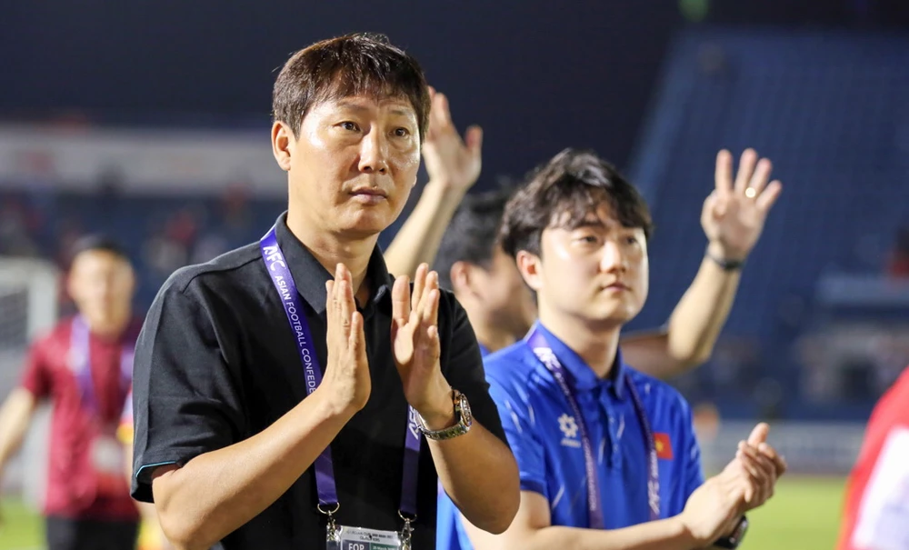 tuyen-viet-nam-thang-malaysia-hlv-kim-sang-sik-noi-dai-ky-luc (1).jpg