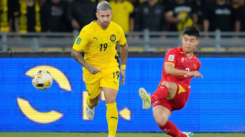 tuyen-viet-nam-thang-malaysia-hlv-kim-sang-sik-noi-dai-ky-luc (3).jpg